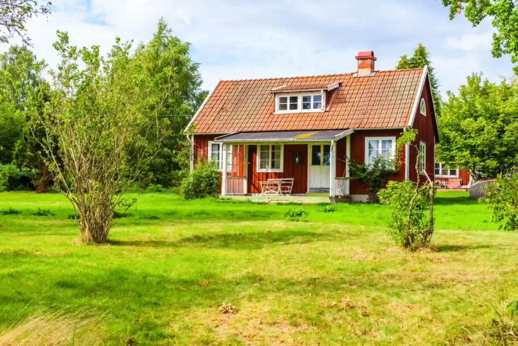Holiday home monitoring in Sweden a house with a lawn and trees